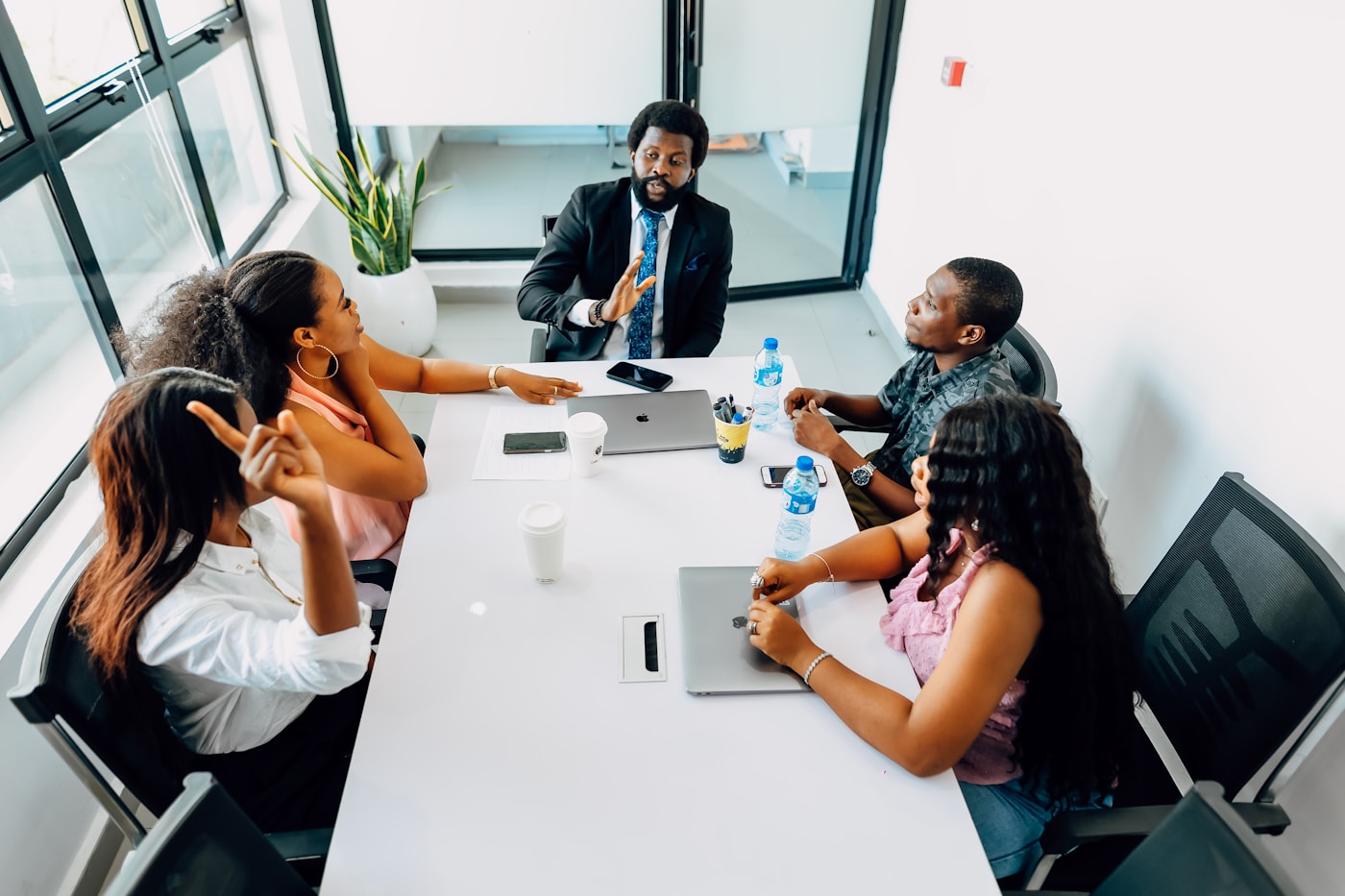 Equipe em reunião com liderança facilitando uma conversa estratégica