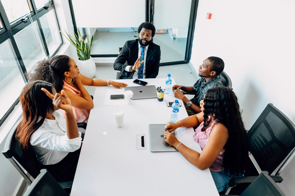 Liderança conduzindo conversa com equipe em uma sala de reunião