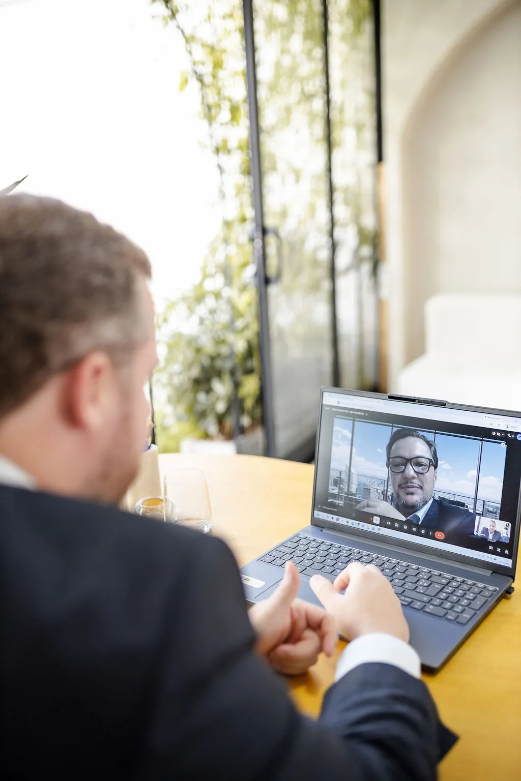 Liderança em conversa de desenvolvimento com apoio da NAGA